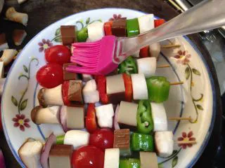 路边小吃自己做―鸡蛋干烤蔬菜串,在表面刷少许食用油