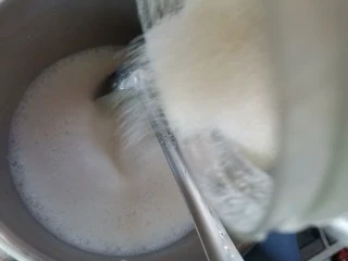 双色青提果冻杯,加入白凉粉搅拌均匀立即关火