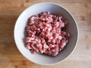 锦卤馄饨——《风味人间》复刻版,五花肉剁成肉糜。