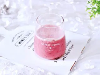 车厘子草莓冰奶昔,成品一