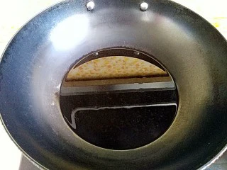 风情花生酱香蕉丸子,炸锅烧热放油（没过丸子为准）