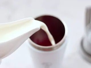 火龙果西米露,这个时候杯中倒入纯牛奶。