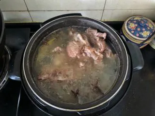 河南小吃-羊肉烩面,6、压好的羊肉软烂、汤汁浓郁。