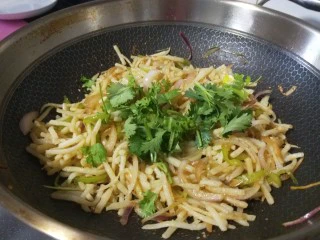 山西小吃炒不烂子,出锅后加入香菜。