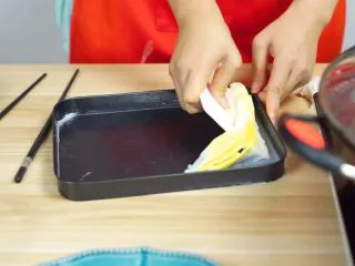 必吃的广东小吃——广州肠粉,用刮板刮起~