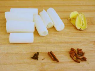 红烧肉,懒办法却更好吃~,准备好葱姜 大料 桂皮 丁香, 比例如图~ 这是我觉得必备的调料。 当然也不一定要都放, 还是随你喜好~