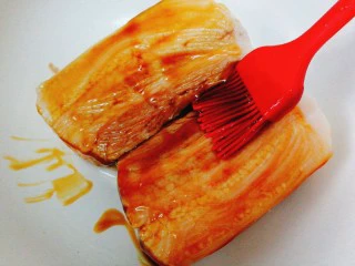 家常菜+梅菜扣肉,用刷子刷在肉上