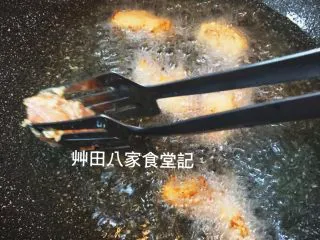 台灣府城道地小吃豆乳雞,依序將醃製好的豆乳雞放入油鍋內(轉中小火)