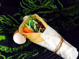 手抓饼——完美复制街头小吃,还可以用油纸包起来吃哦,就不怕弄脏手了……