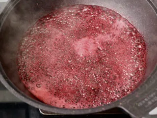 桑葚柠檬冻撞奶,再次大火烧开煮1分钟关火放凉。