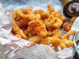 街头小吃自己做---香酥无骨鸡柳,根据自己的口味再食用前撒上盐、糖、辣椒粉和孜然粉调味,也可以蘸着番茄酱食用。
