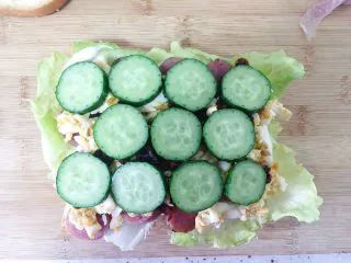 （创意菜）老干妈风味咸鸭蛋酒肠三明治,码上黄瓜