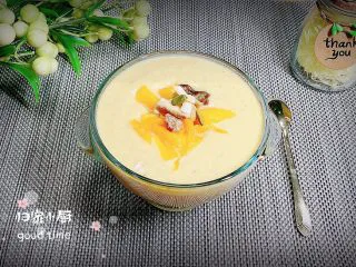 芒果麦片坚果露,将糊倒入碗中,上面摆上一些芒果块、坚果点缀。