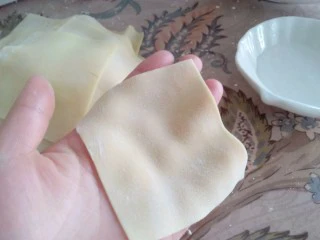 #地方特色小吃# 自制龙抄手,取一块皮,放手掌上