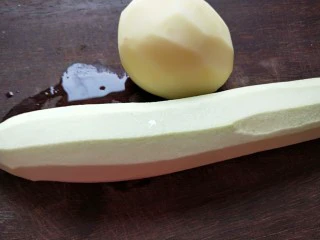 河北宣化特色小吃\卤菜\蒸莜面,土豆切小块。