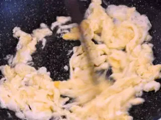 东北经典传统小吃:东北饭包,倒入豆瓣酱炒匀