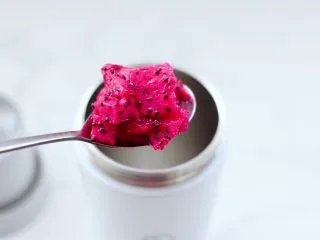 火龙果西米露,把切丁的火龙果一半放入榨汁杯里，记住留一半最后装饰用。