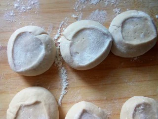 奶茶风味酱香大包一早餐,剂子按扁