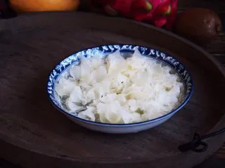 百变水果 三色水果银耳粥,将银耳撕成小朵，去掉银耳黄色的根儿。