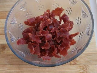 老北京小吃艾窝窝,把山楂卷掰成小块。