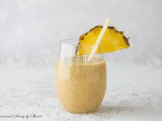 菠萝柑橘冰沙,边搅拌边倒入奇异籽，可以喝了。