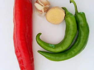 让你停不下来的爆炒花甲,青红椒备着，还有姜跟蒜头。