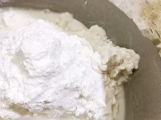 广式小吃——香甜Q弹伦教糕,盆里放入大米粉