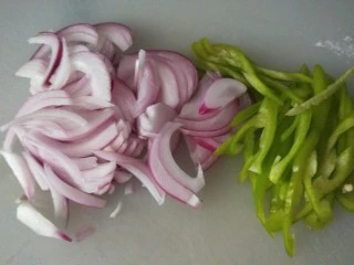 山西小吃炒不烂子,洋葱切丝，尖椒切丝。