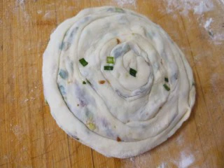 山西太原特色小吃，羊肉手抓饼,在压平，擀成饼。