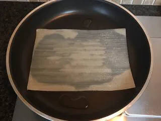 街头风味东北烤冷面,放入烤冷面小火煎