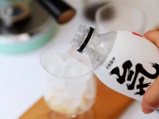 蜜桃气泡冰咖啡,加入气泡水