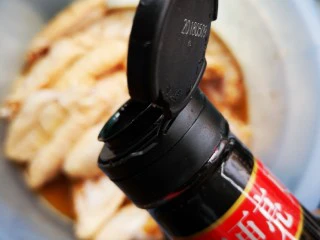 川香麻辣风味烤翅,加入老抽