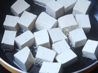 糖醋脆皮豆腐,锅内放入适量的油，稍微放多点，有热后把豆腐块放入锅内煎；