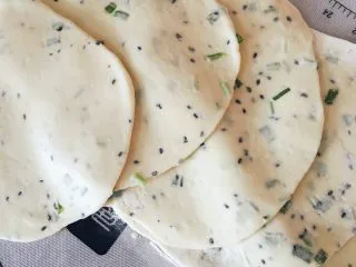 从小吃到大的黑芝麻葱油饼,擀葱油饼的时候，开火，倒入适量玉米油，要多一点哦，漫过葱油饼的！