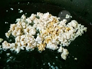 肉沫豆腐蒸蛋,起锅，放少许油，下肉未炒至变白色，加少许生抽翻炒。