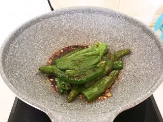 超级下饭菜 油焖尖椒,加入煎好的小辣椒