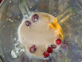 蔓越莓芒果奶昔,放酸奶
