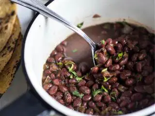 加勒比海风味鲜虾玉米卷,加热古巴黑豆