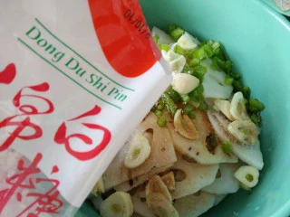 凉拌麻辣藕片,加少许白糖