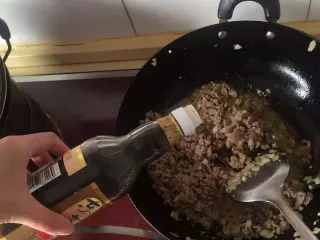 大新疆风味炸酱面 ,洋葱爆香之后，下肉末，把肉末炒散，到肉末变白，然后加入少许的酱油（这个酱油别问我是老抽还是生抽，因为楼楼家只有一种叫东古酱油的东东～）