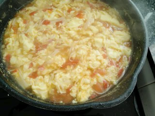 金针番茄蛋汤,用锅铲轻轻划几下即可出锅