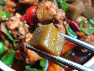 超过瘾的啤酒魔芋炖鸡,经过几十分钟的慢炖，魔芋豆腐也很好吃了