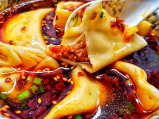 酸辣可口的【酸汤饺子】,加入煮好的饺子,等不及吃一个。