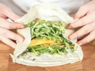 芒果薄荷卷饼(墨西哥风味),先将两侧的饼向内折叠,然后将饼尽可能紧的卷起