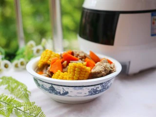 简单好喝的筒子骨玉米汤,盛入碗中。