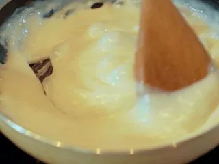 酥皮流心炸牛奶,岭南风味,搅拌均匀