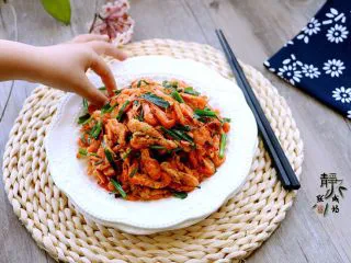 独家韭菜炒河虾,瞧这一只抢食的小手，满满的爱与童趣。春天是孩子长个子的季节，别忘了给孩子做一道色香味俱全的【韭菜炒河虾】。