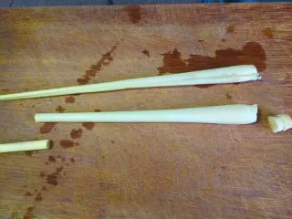 泰式青咖喱酱·东南亚风味,香茅去掉坚硬外壳取中间部分,去头去尾,切成片