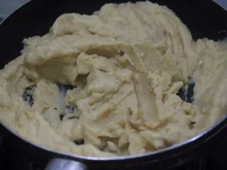 老北京小吃之“豌豆黄”,用料理机把豌豆打成豌豆泥,想要细腻的口感就打的时候多加水容易打的均匀,我喜欢吃有点颗粒感的就没打那么细。