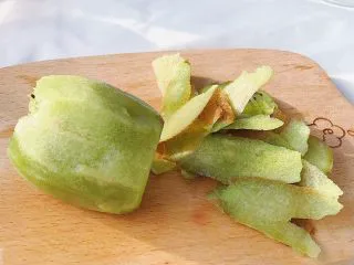 奇异果气泡饮,食材处理： 奇异果去皮